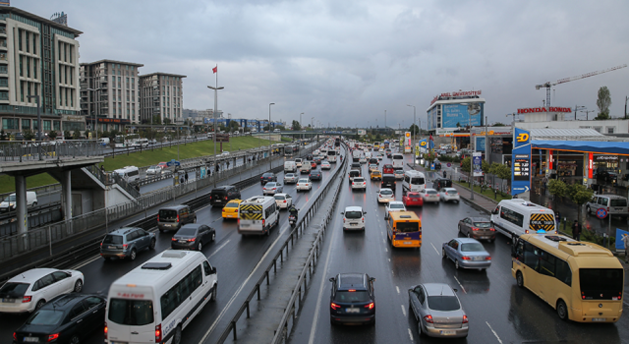 İstanbul'da yağmur etkisi: Trafik yoğunluğu yüzde 69'u gördü