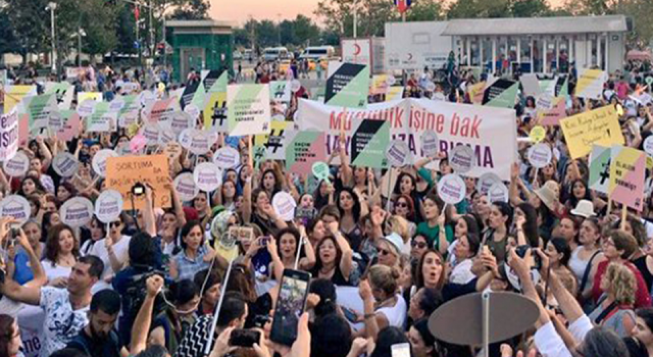 KYK yurdunda kadınlara uygulanan “pijama yasağı” protesto edildi