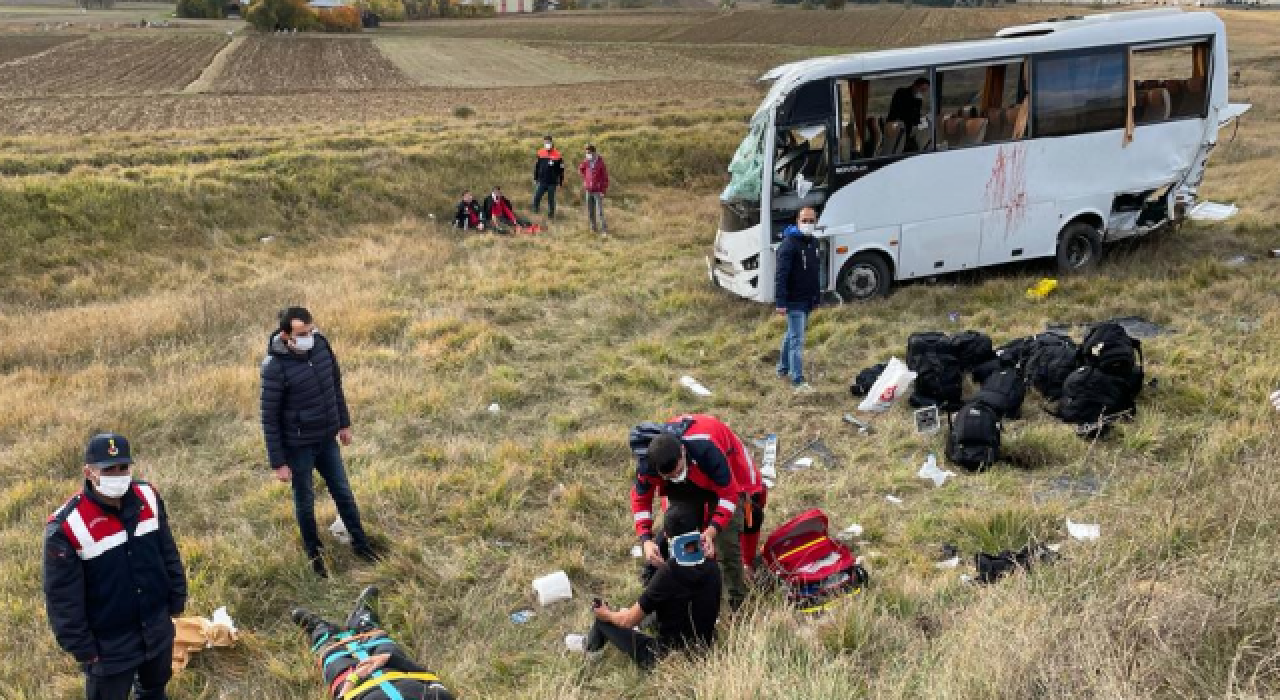 Polis servisi devrildi! Yaralılar var