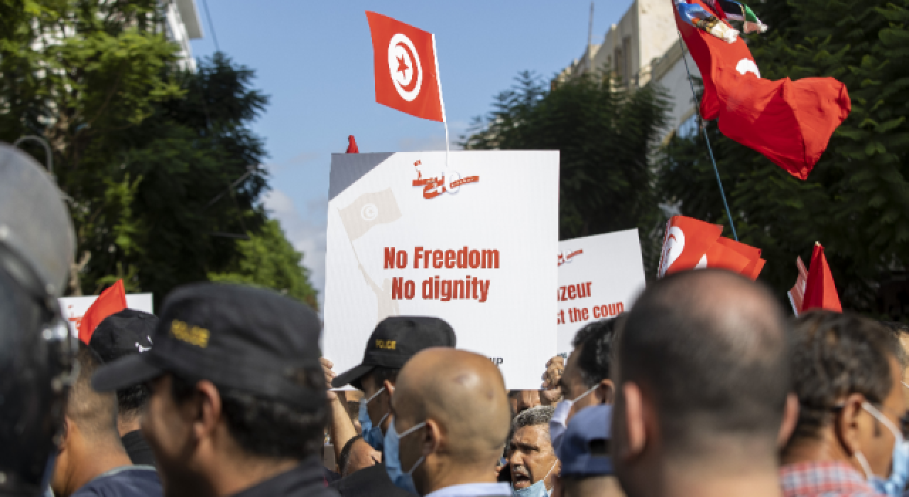 Tunus'ta binlerce kişi Cumhurbaşkanı Said'i protesto etti