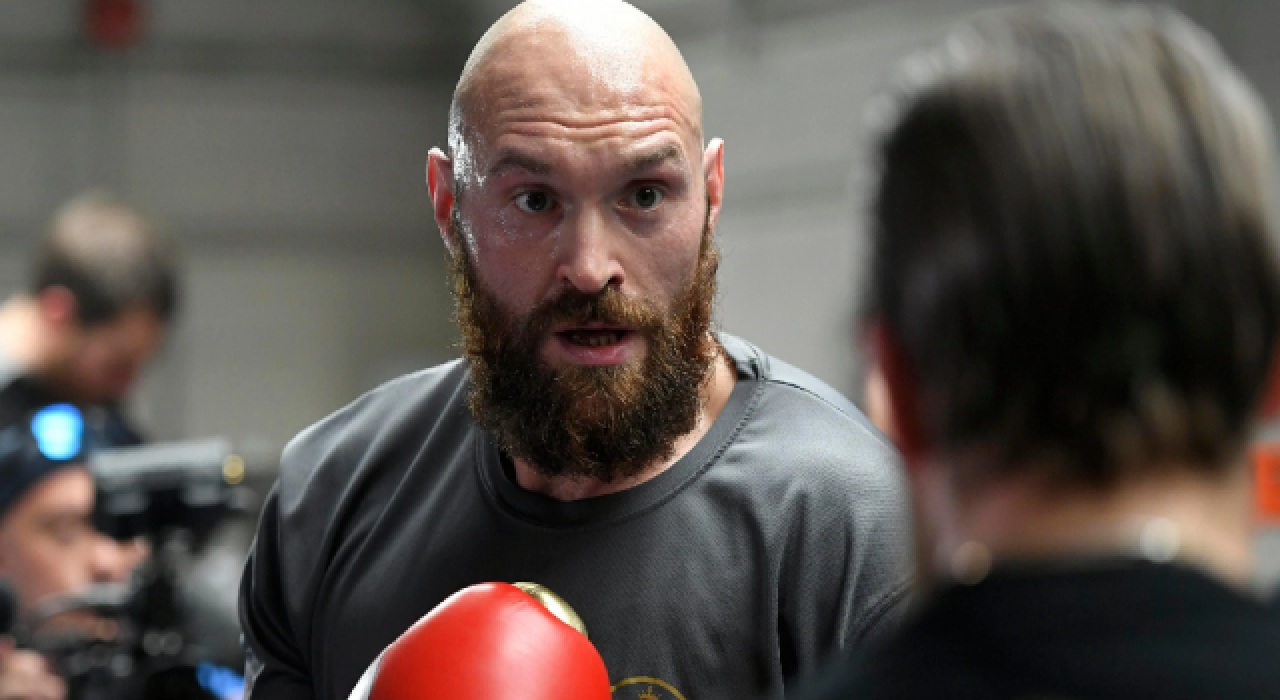 Tyson Fury, Deontay Wilder'ı perişan etti!