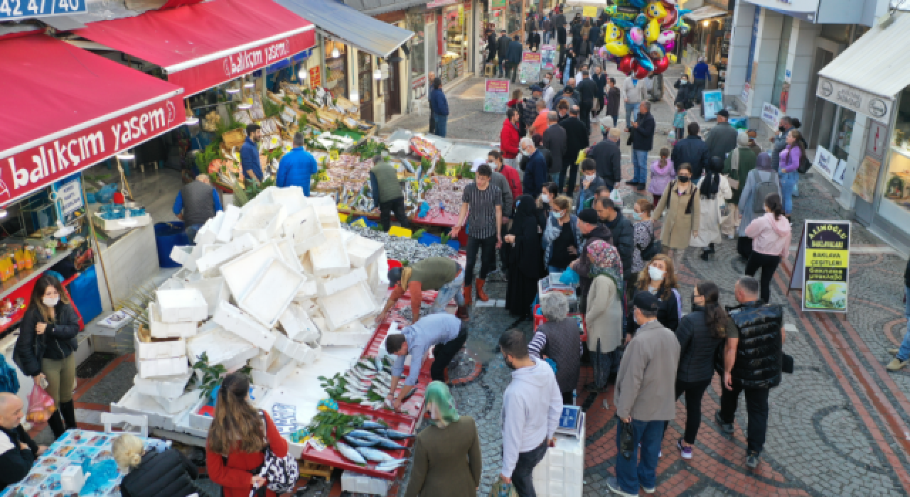 Hamsinin fiyatı 5 liraya düştü, kasalarca aldılar