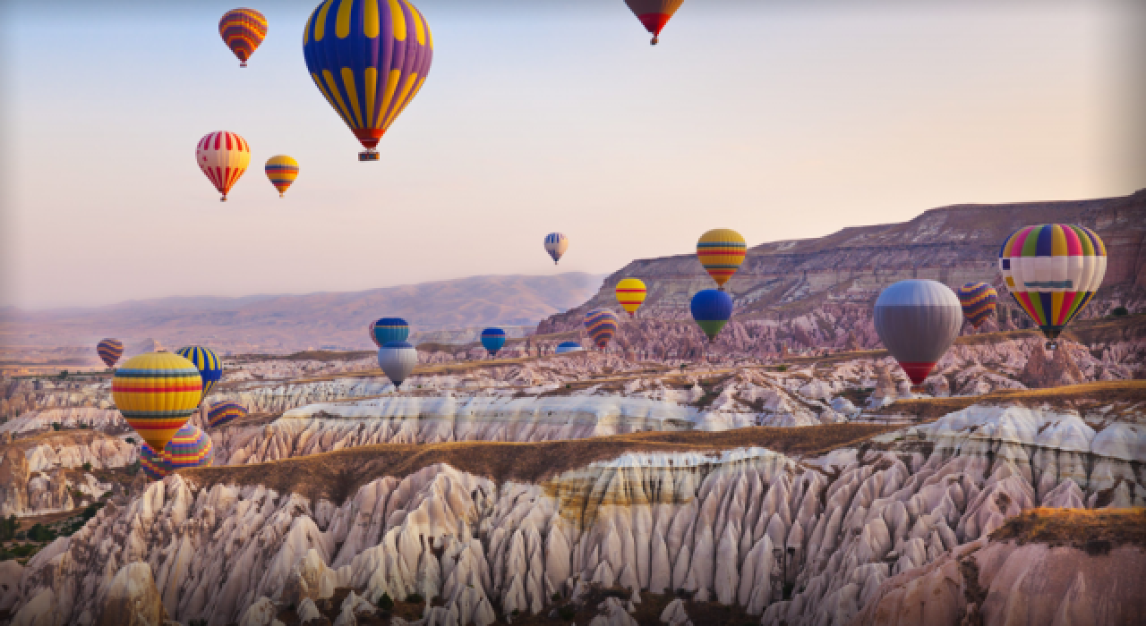 Kapadokya'da balon uçuşları fırtına nedeniyle iptal edildi