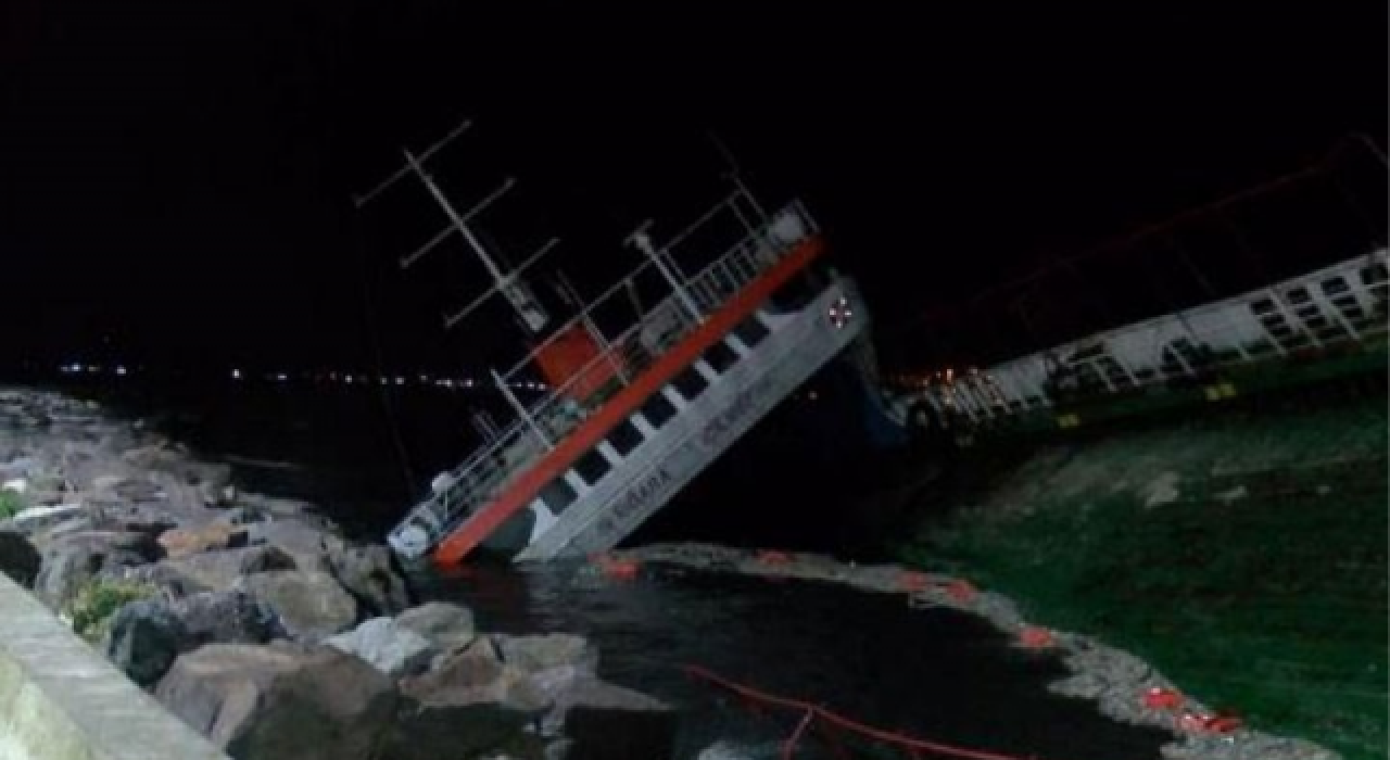 Maltepe Sahili'nde lodos nedeniyle kıyıya oturan gemi battı