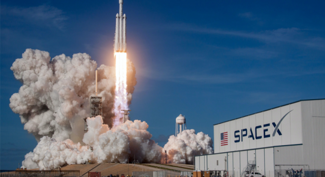 NASA, astronotun sağlık sorunları nedeniyle SpaceX roketinin fırlatılışını erteledi