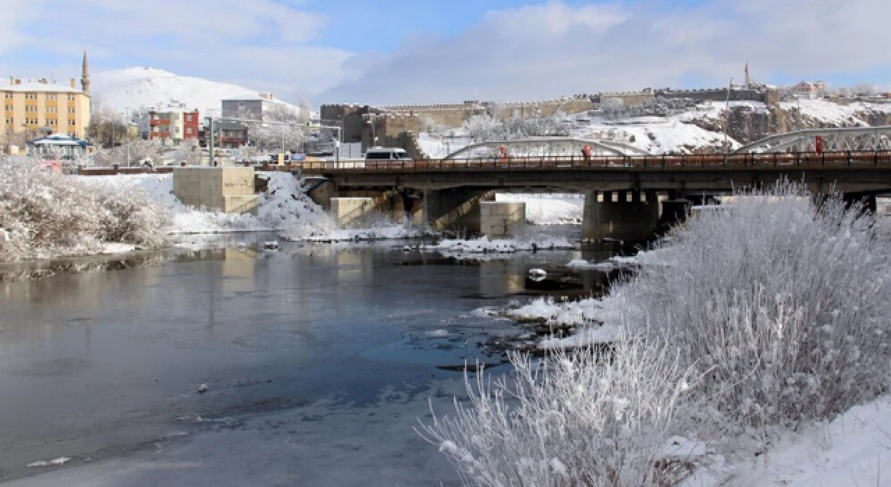 Ardahan'da Kura Nehri dondu