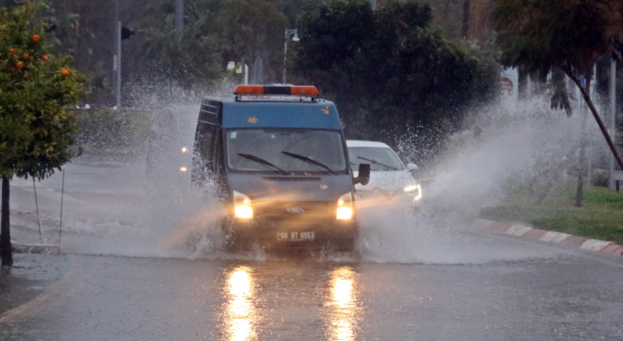 Meteoroloji uyardı; Antalya'da 3 ilçede eğitime ara verildi