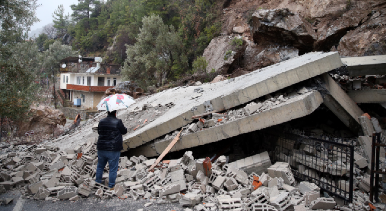 Alanya'da heyelan 3 katlı binayı yerle bir etti