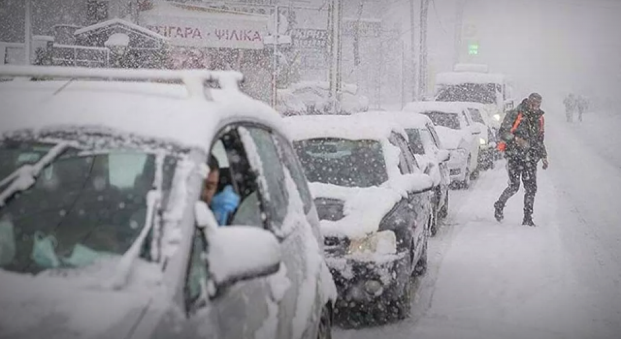 Atina’da kar nedeniyle yolda kalan sürücülere piyango vurdu!