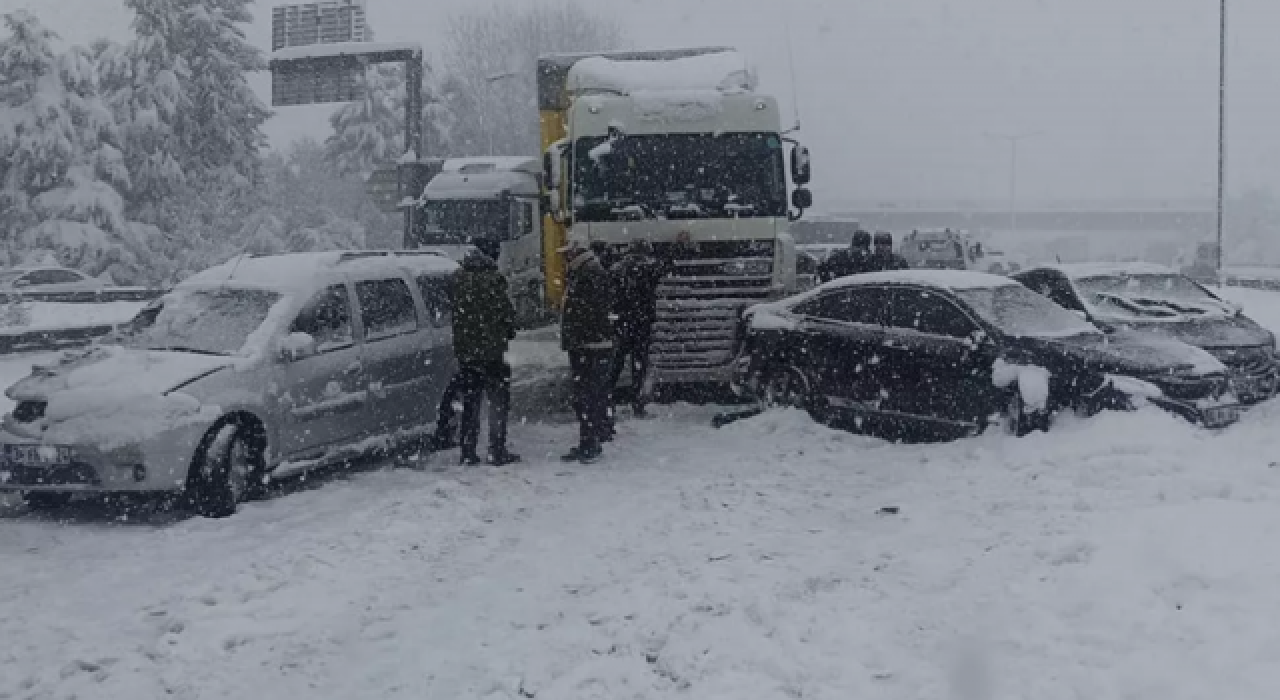 Düzce'de otoyolda 30 araç birbirine girdi: Çok sayıda yaralı