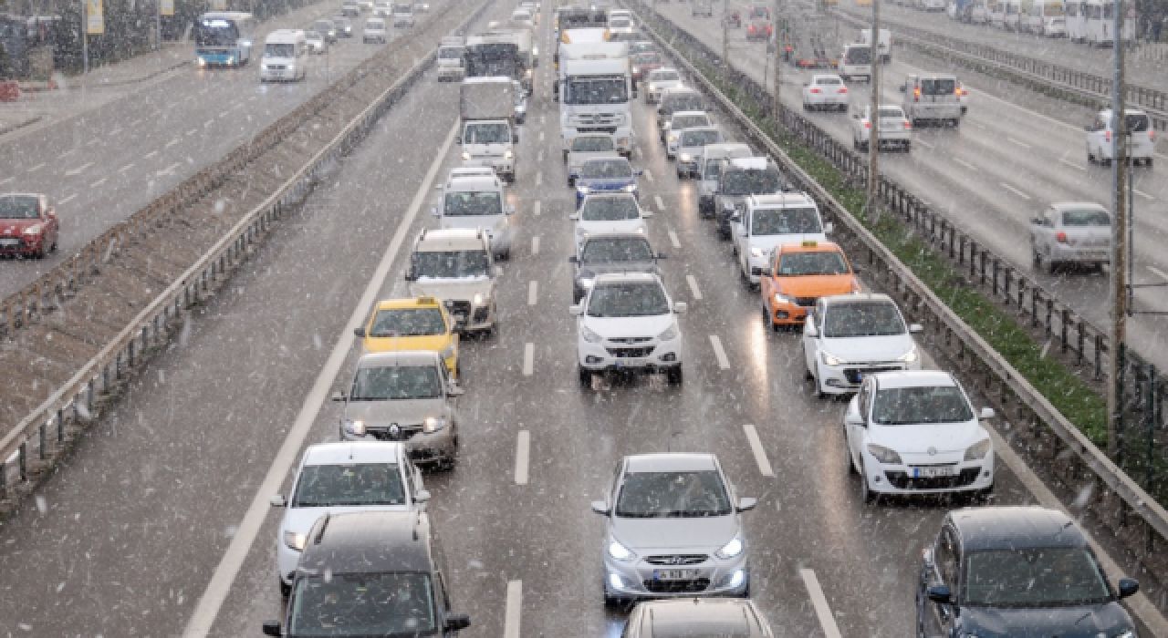 İstanbul'a kar yağdı; trafik felç oldu