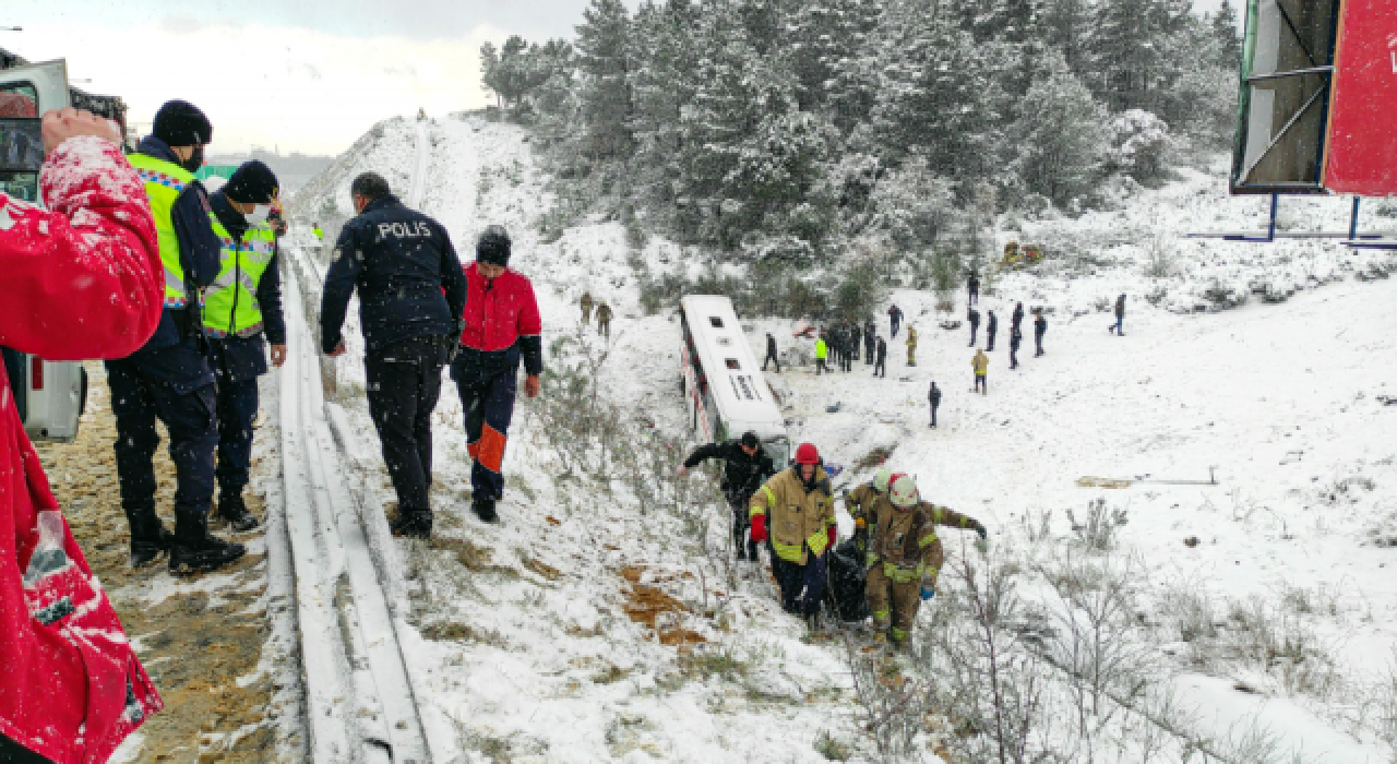 İstanbul'da yolcu otobüsü devrildi: 3 ölü 18 yaralı