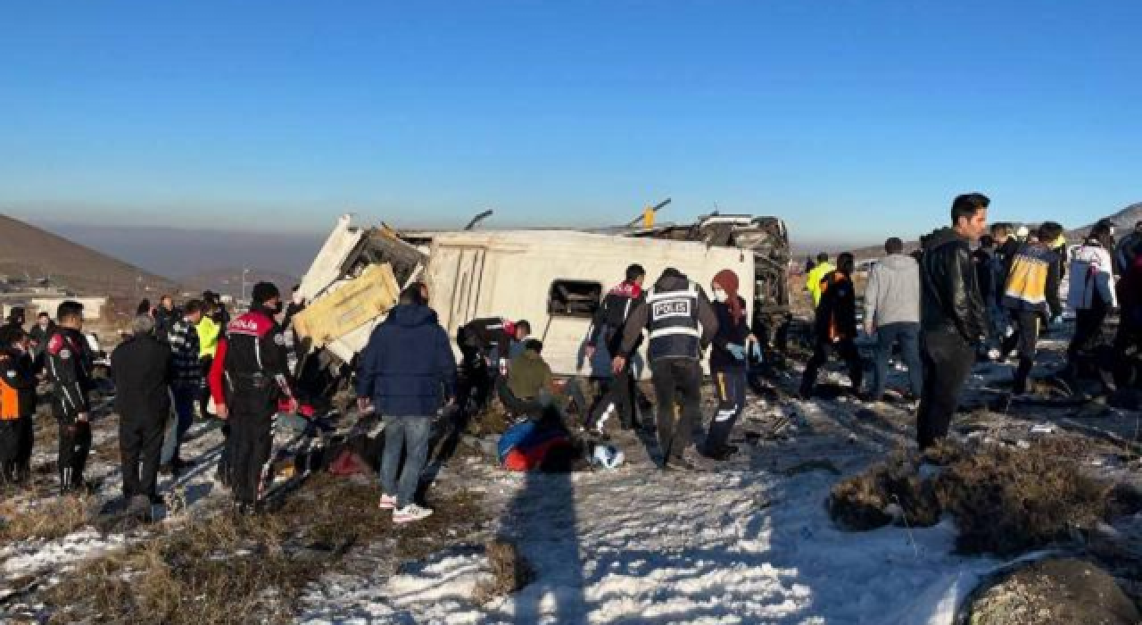 Kayseri'de öğrencileri taşıyan midibüs devrildi