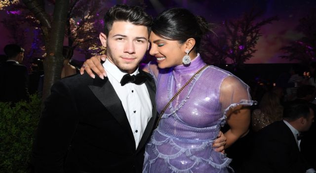 Priyanka Chopra ve Nick Jonas ilk bebeklerini kucağına aldı