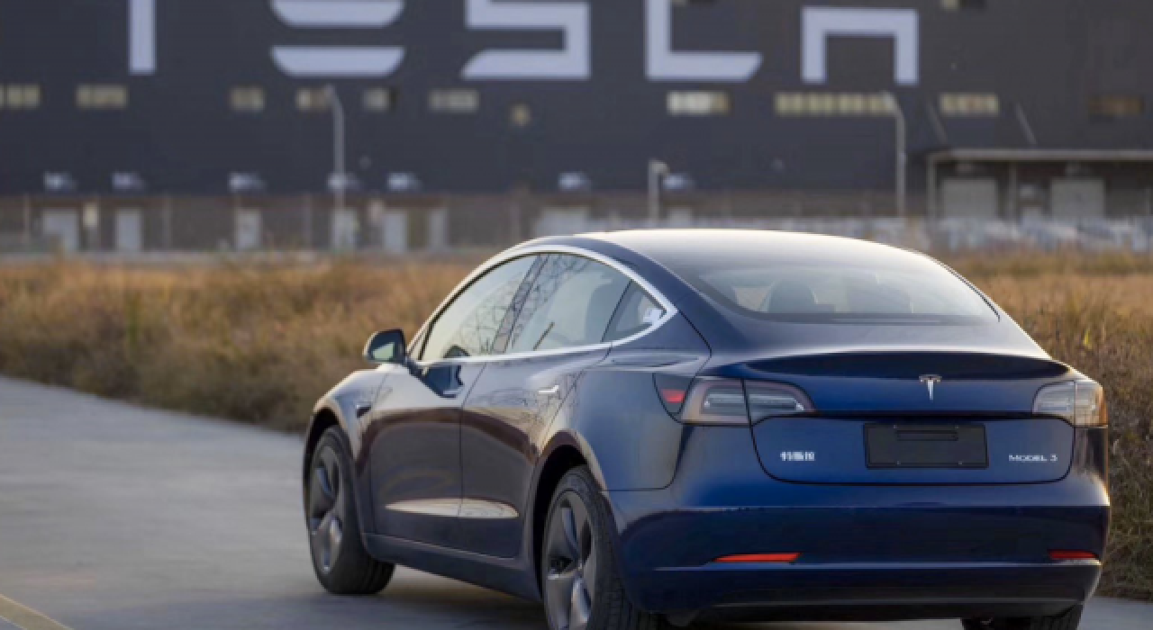 Tesla, 2021'de servetine servet kattı