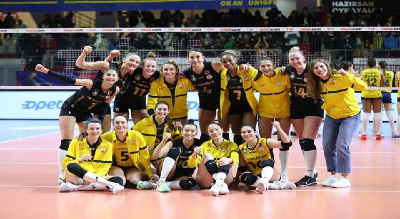 VakıfBank derbi zaferiyle liderliği aldı