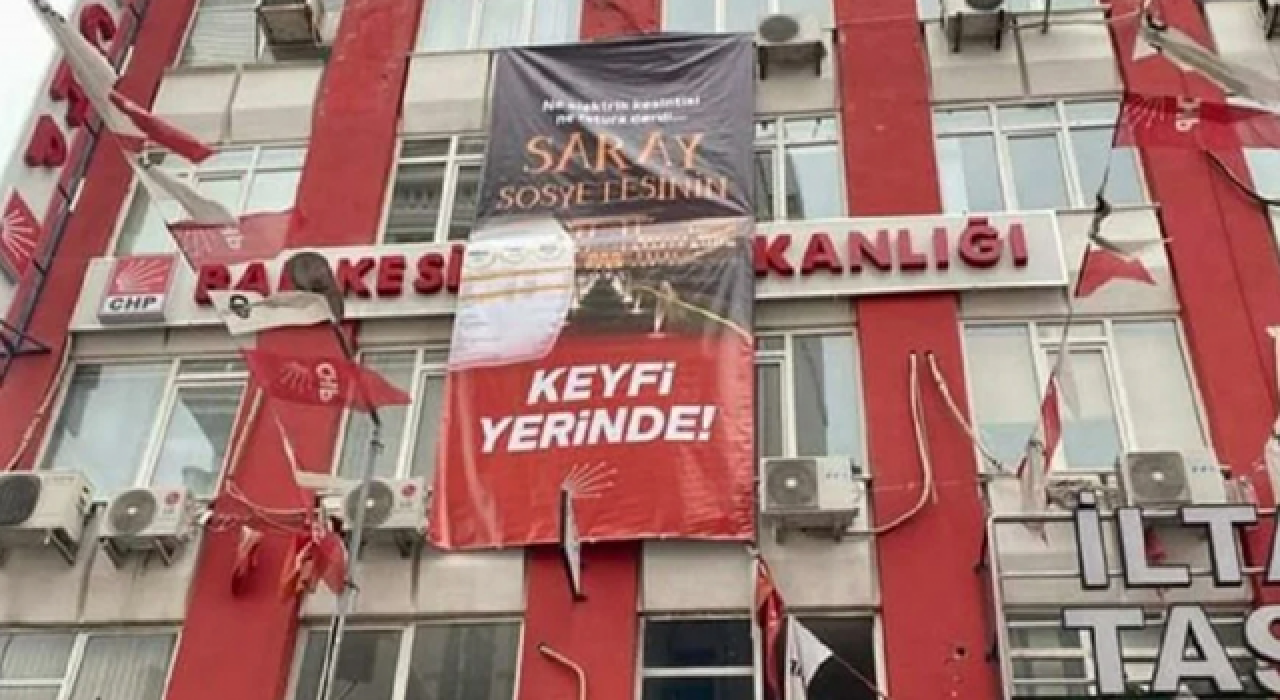 CHP’nin astığı afiş savcılık talimatıyla kaldırıldı