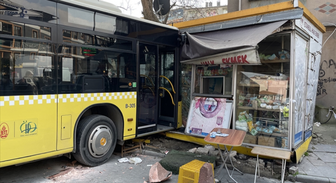 İstanbul'da İETT otobüsü halk ekmek büfesine çarptı