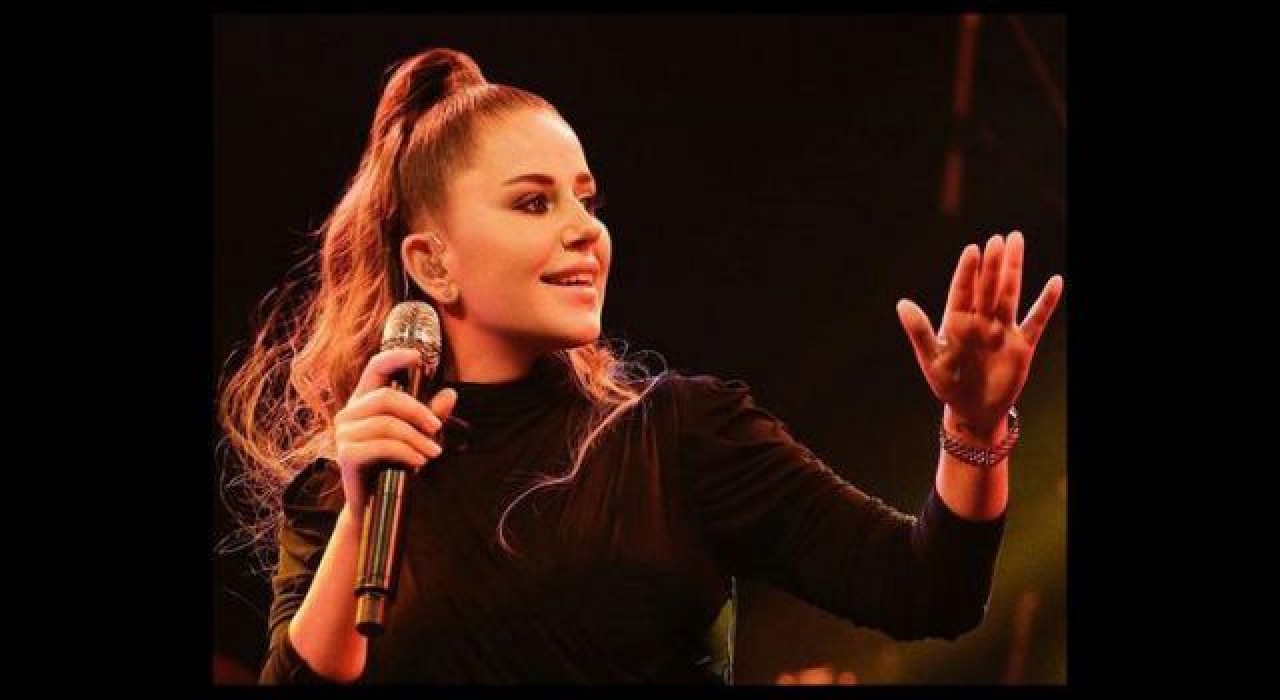 Merve Özbey, kızının doğum günü anısına Mardin'deki bir okula müzik atölyesi yaptırdı