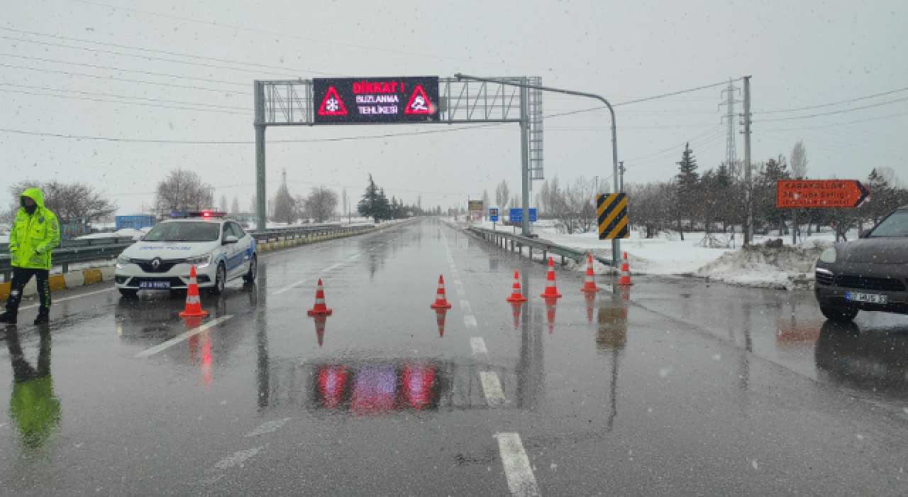 Seydişehir-Antalya kara yolu, kar yağışı nedeniyle trafiğe kapatıldı