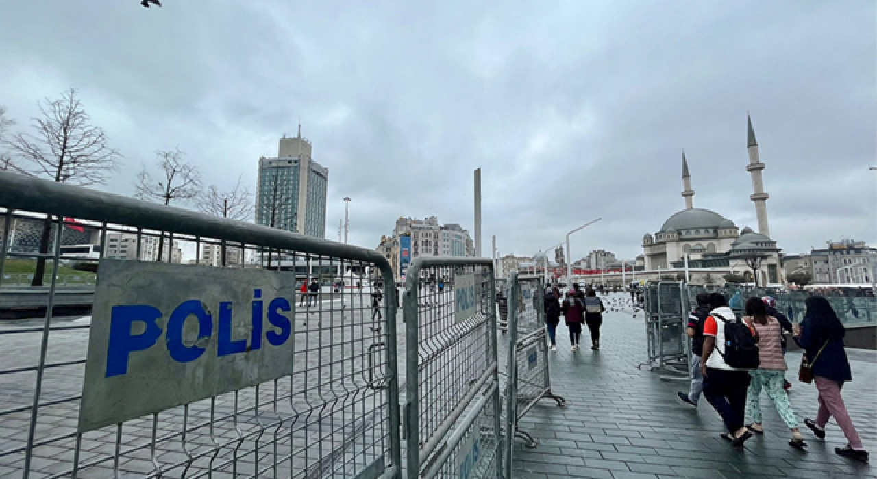 8 Mart Kadın Yürüyüşü öncesinde Taksim'de polis bariyerleri