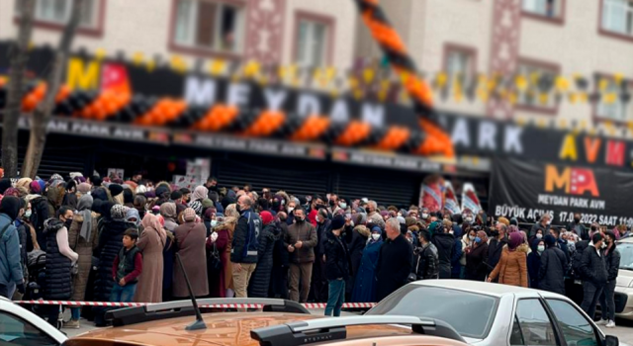 Ankara'da AVM açılışında izdiham yaşandı