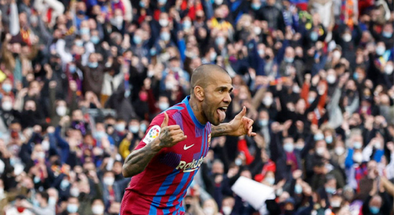 Barcelona, 38 yaşındaki Dani Alves'in sözleşmesini uzatıyor