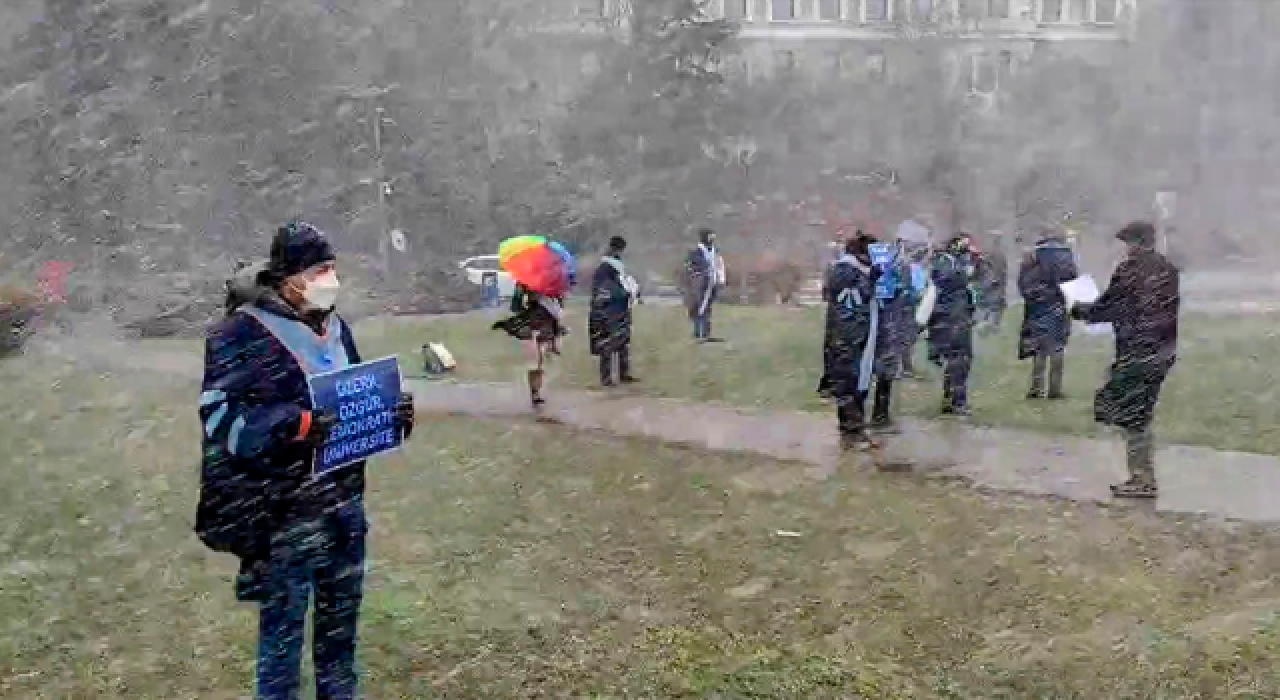 Boğaziçili akademisyenlerin protestosuna kar engel olmadı