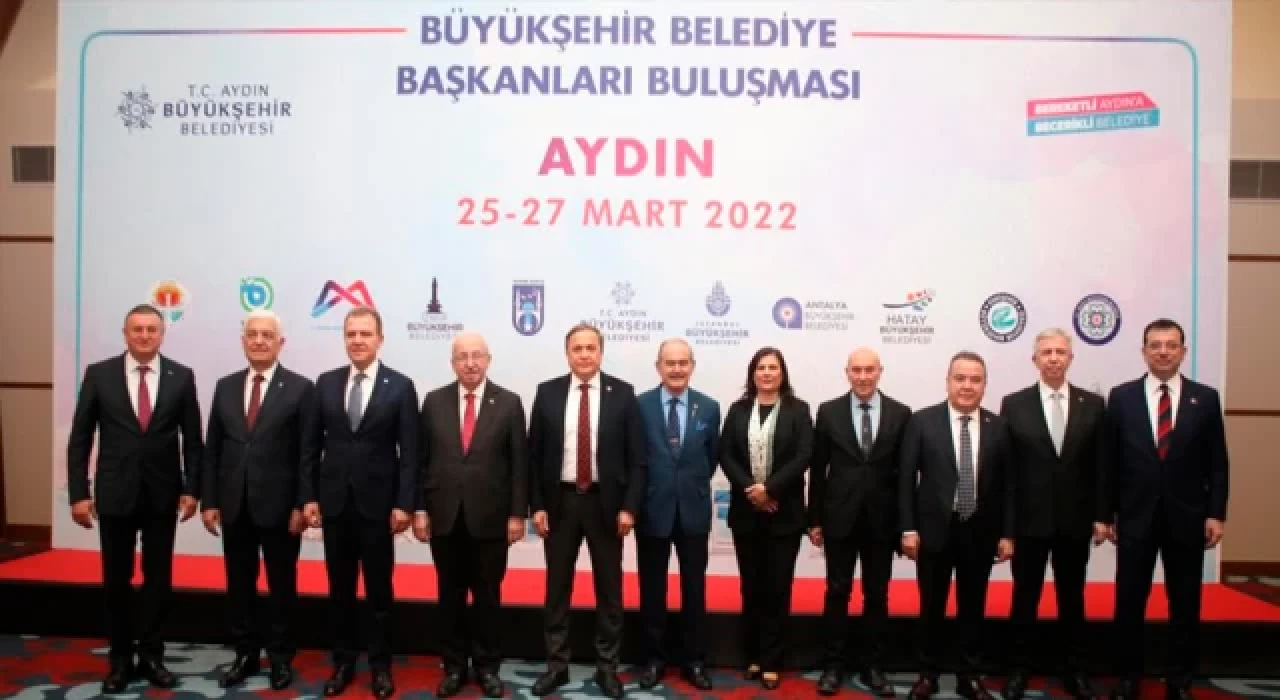 CHP'li büyükşehir belediye başkanları Kuşadası'nda bir araya geldi