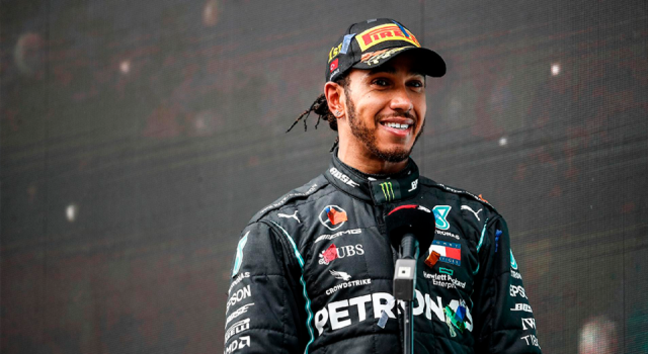 Dünyaca ünlü F1 pilotu Lewis Hamilton, annesinin soyadını da kullanma kararı aldı