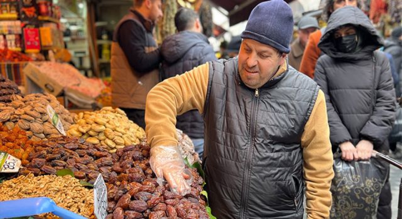 Fiyatı 300 liraya kadar çıkıyor;  Ramazan ayı öncesi hurmaya yüzde 35 zam