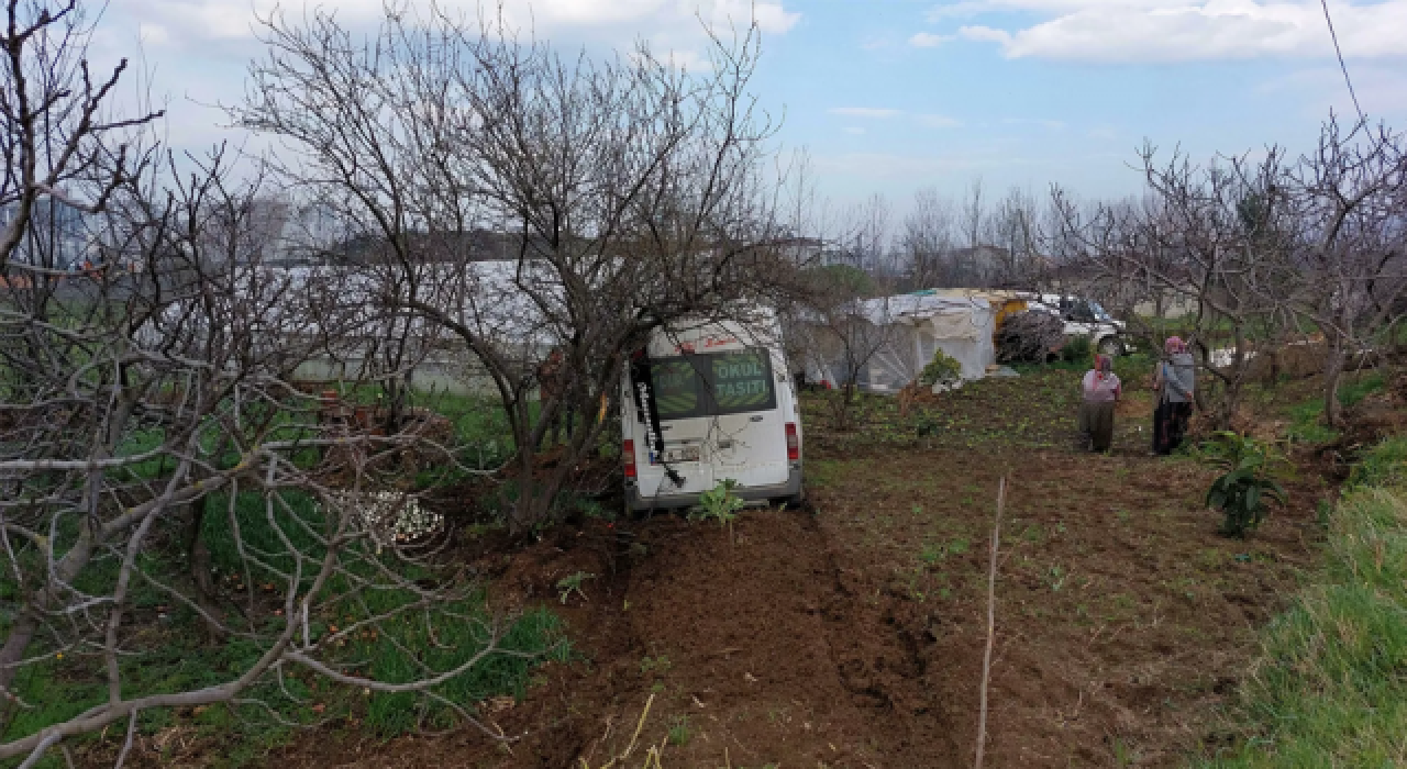 Freni tutmayan okul servisi tarlaya girdi: 5 öğrenci yaralı