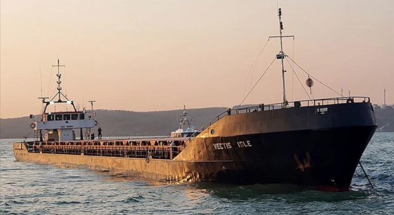 İstanbul Boğazı'nda balıkçı gemisi ile çatışan kargo gemisi kurtarıldı