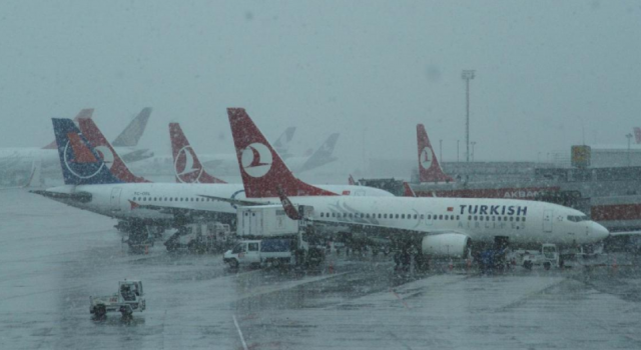 İstanbul hava trafiğine kar engeli