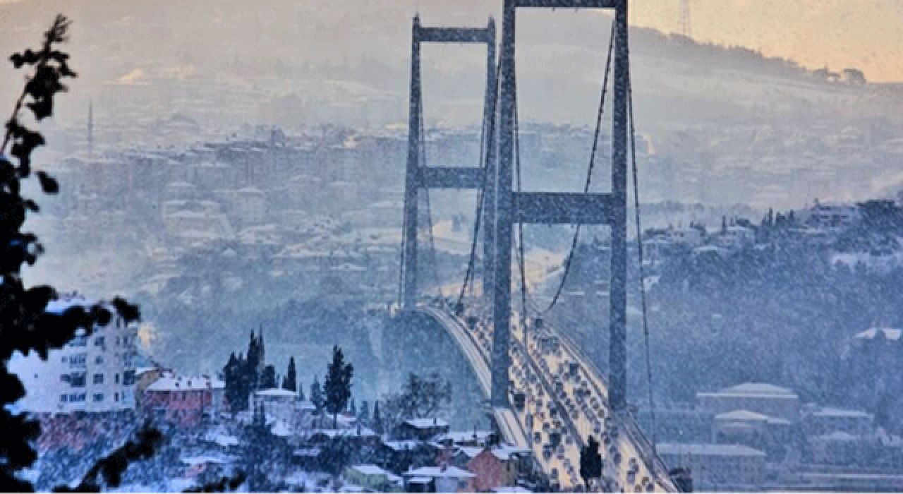 İstanbul'da beklenen kar başladı; boğaz çift yönlü geçişlere kapatıldı