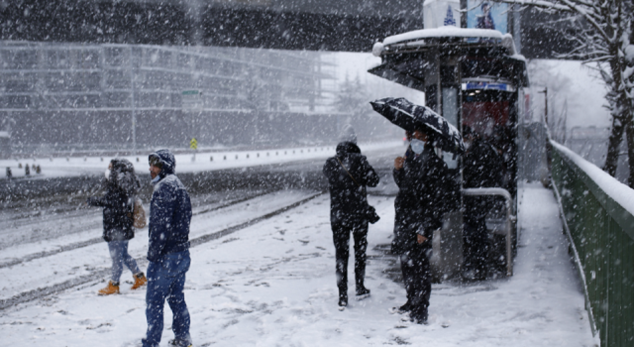 İstanbul'da kar nedeniyle eğitime ara verildi!