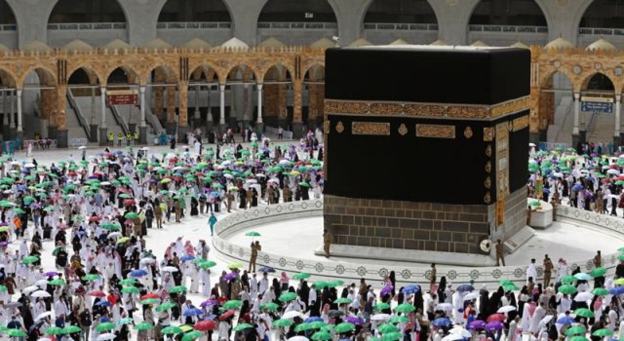 Kabe’de sosyal mesafesiz ilk Cuma namazı