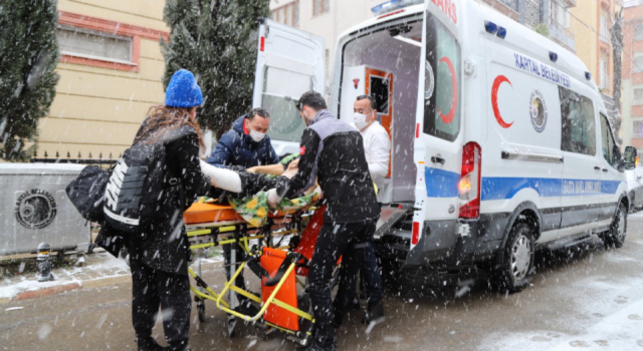 Kartal Belediyesi Hasta Nakil Ambulansı Yoğun Kar Yağışında da Görevinin Başında