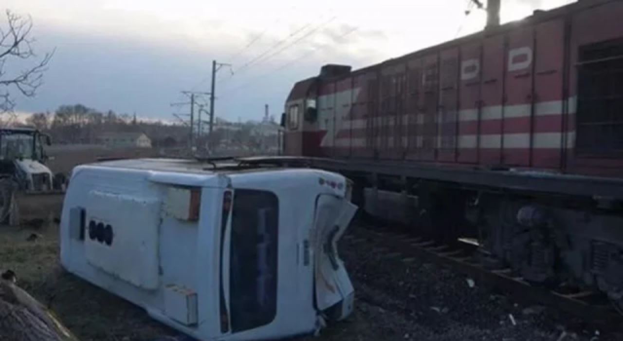 Kırklareli'de yük treni, işçi servisine çarptı: 27 yaralı