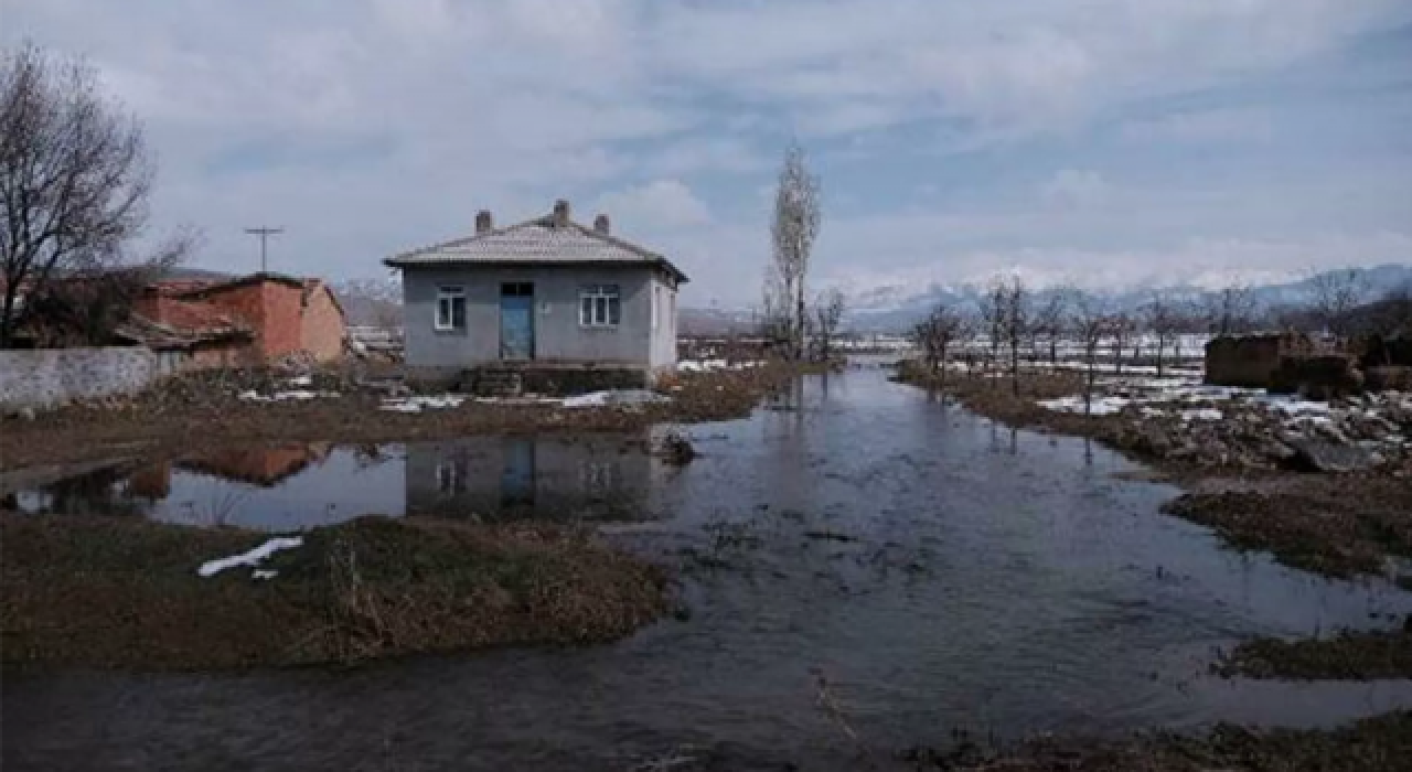 Kuraklık sıkıntısı çeken Konya Ovası'nı su bastı