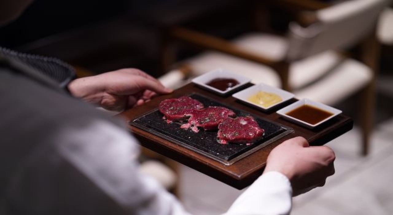 Le Méridien Istanbul Etiler’de “Hot Stone Steak” Menüsü