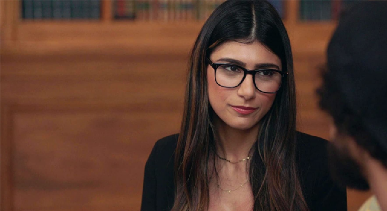 Mia Khalifa, Putin ile alay etti