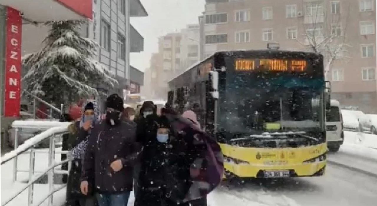 Pendik’te 4 İETT aracı yoğun kar yağışı nedeniyle yolda kaldı