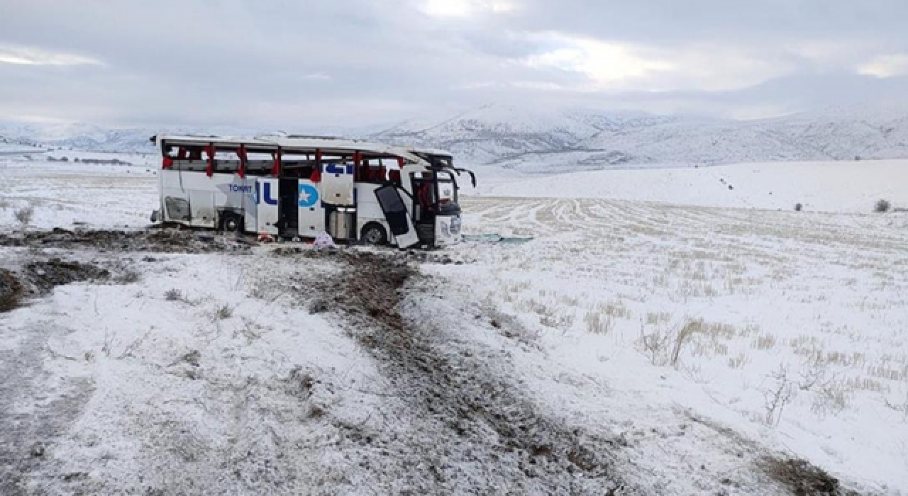 Sivas'ta yolcu otobüsü devrildi, 20 kişi yaralandı!