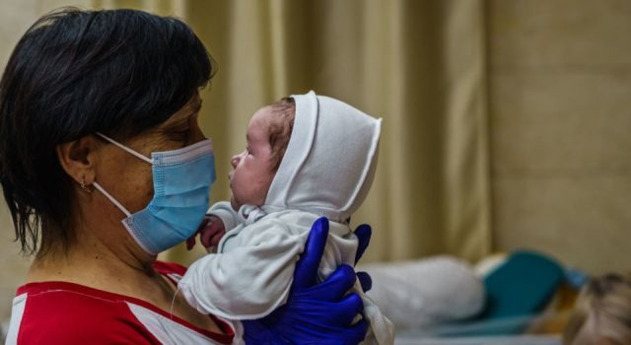 Taşıyıcı annelik için Ukrayna'yı tercih edenler savaş yüzünden bebeklerini alamıyor