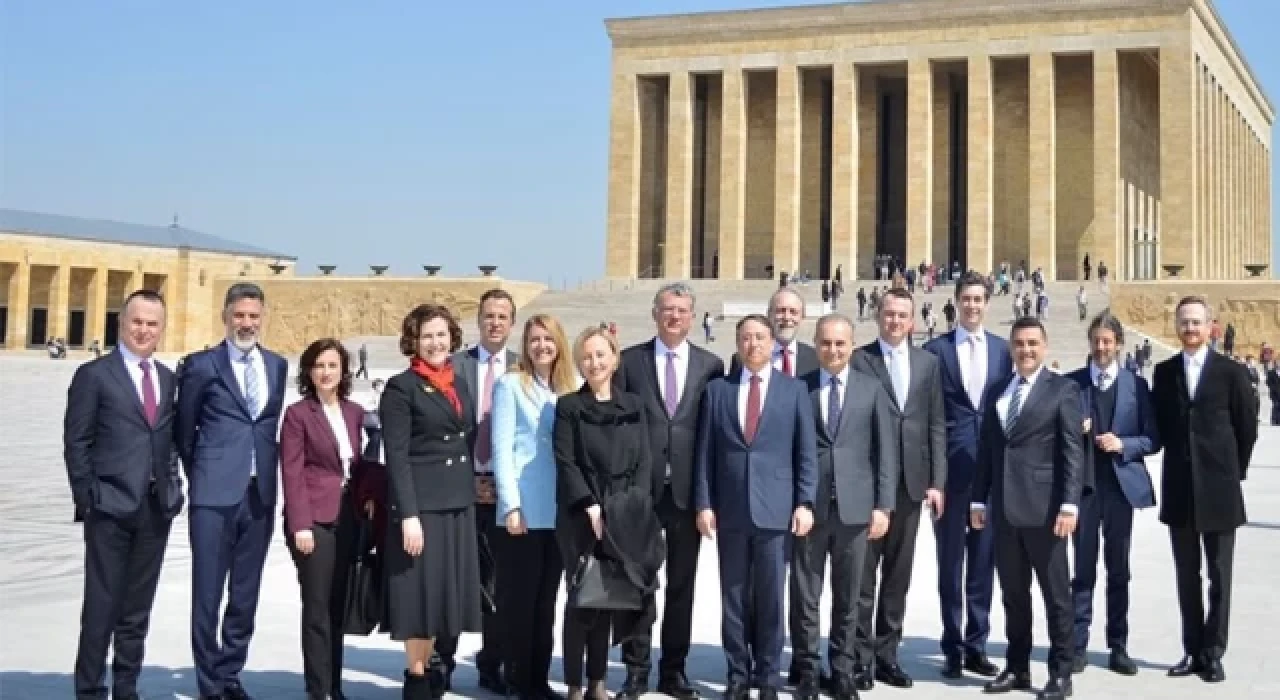 TÜSİAD Yönetim Kurulu Anıtkabir'i ziyaret etti