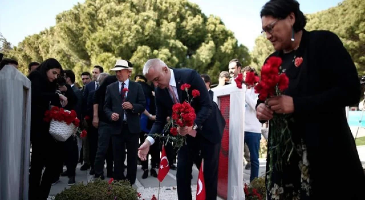 Çanakkale Kara Savaşları'nın 107. yılında Şehitler Abidesi'nde tören