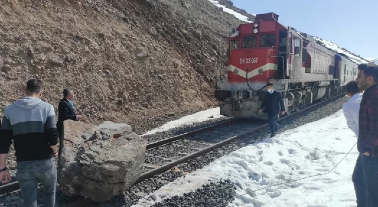 Dağdan kopan kaya parçaları, Doğu Ekspresi ulaşımının aksamasına neden oldu