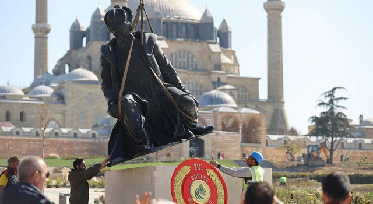 Edirne'de kaldırılan Mimar Sinan heykeli yerine konuldu