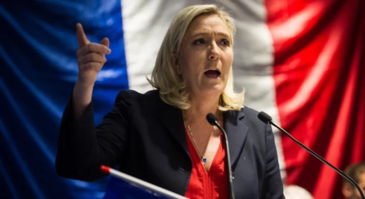 Fransa'da Le Pen, Macron arasındaki fark kapanıyor